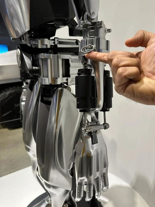 科力爾與特斯拉車展 從普通機械到智能出行的協同進化